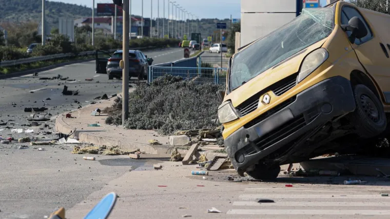 Sudar kombija i auta na Jadranskoj magistrali, dijelovi vozila rasuti po cijeloj cesti