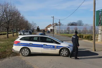Ilegalni migranti zabili se u policijski auto kod Iloka