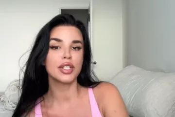 Ovako Ivana Knoll započinje dan: Grudi prekrila dekom i zavodljivo plesala na krevetu