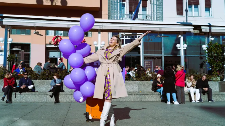 Voditeljica 'Ljubav je na selu' prolaznicima dijelila zagrljaje i čokolade, a onda je uslijedilo veliko iznenađenje!