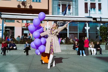 Voditeljica 'Ljubav je na selu' prolaznicima dijelila zagrljaje i čokolade, a onda je uslijedilo veliko iznenađenje!