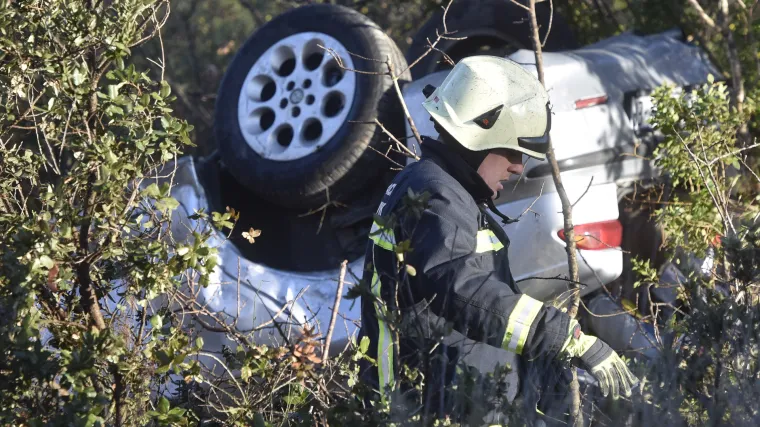 Kr&scaron; i lom kod &Scaron;ibenika: Automobil zavr&scaron;io na krovu, vozača prevezli u bolnicu