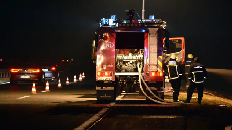 Zapalio se auto na A1 u smjeru Zagreba: 'Bilo je vi&scaron;e eksplozija, čak i dok su ga vatrogasci gasili'
