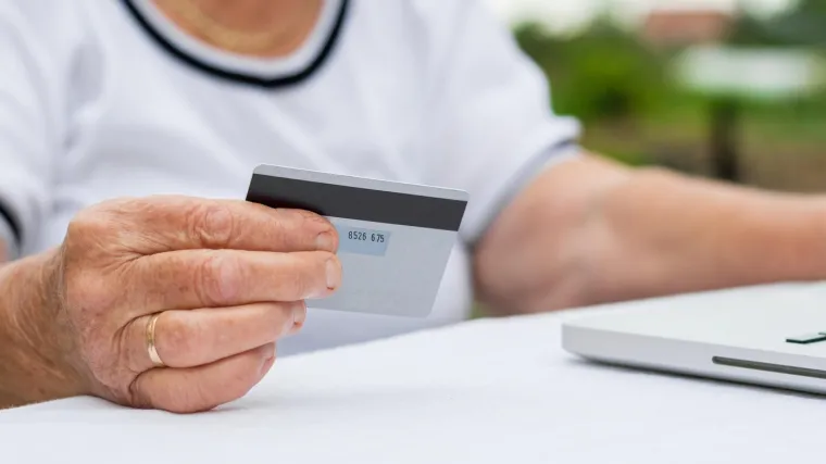 Nagovorio ženu (60) da instalira aplikacije i zatim joj preko njih krao novac