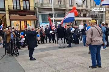 Mostovci zapjevali s građanima: Trgom bana Jelačića se orilo 'da te mogu pismom zvati'