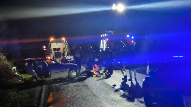 U stra&scaron;noj nesreći te&scaron;ko ozlijeđen 25-godi&scaron;njak. Auto se prepolovio