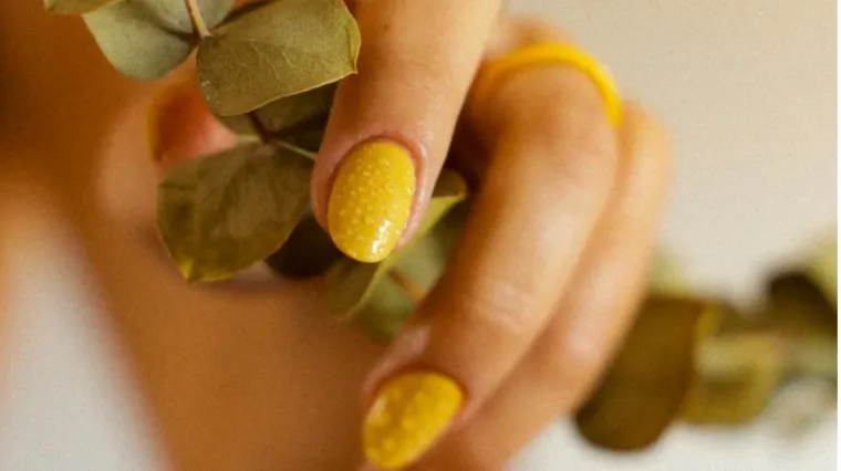 Manikura u nježno žutoj boji - proljetni trend koji vole i slavne dame