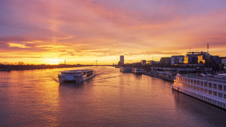 Kruzer prepun putnika se zabio u betonski zid na Dunavu: Ozlijeđeno 11 osoba