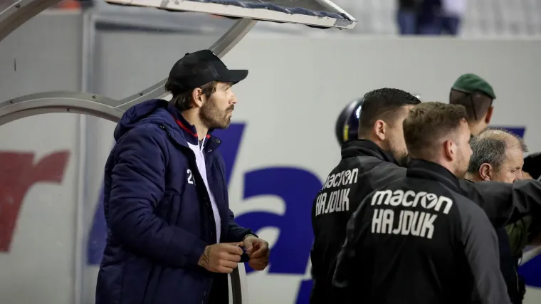 Livaja je htio na teren kad je Torcida utrčala, Petković ga zaustavio