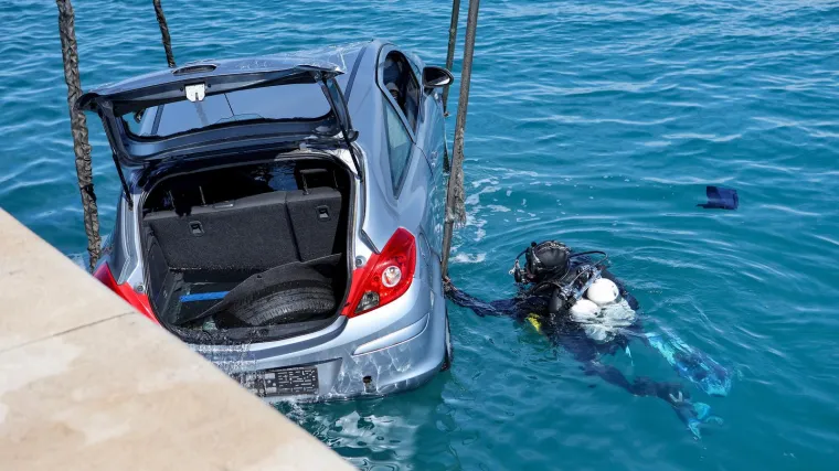 U Zadru iz mora 'izronjen' sivi Opel: Nespretni vlasnik zaboravio dignuti ručnu