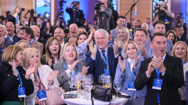 U Rijekama pravde svira bend, u Domovinskom pokretu tamburaši, a HDZ sluša Baby Lasagnu