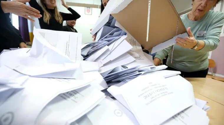 Društvene mreže gore otkako je objavljena izlazna anketa, nude se sendviči, putni koferi...