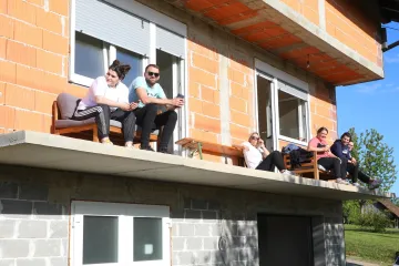 'Luda' atmosfera na reliju u Lijepoj Našoj: Utrka se gledala i s balkona nedovršene kuće