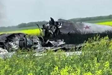 Pao ruski bombarder, članovi posade iskakali iz aviona. Ukrajinci tvrde da su ga srušili