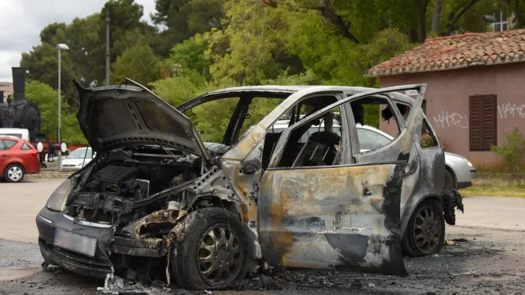Na željezničkom kolodvoru u Puli izgorio automobil, vatra zahvatila još jedan