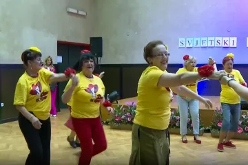 Godine nisu važne: Umirovljenici uvježbali koreografiju, klinci uz Oliverovu 'Nadalinu'