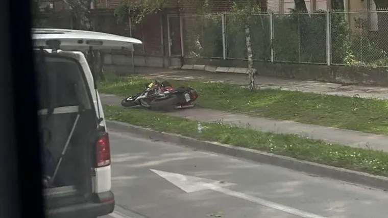 Sudarili se vozač motocikla i osobnog automobila, jedna je osoba ozlijeđena