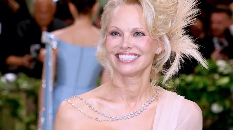 Pamela Anderson se ipak našminkala za Met Galu, iako se odlučila za život bez šminke
