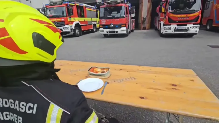 I vatrogasci su uz Baby Lasagnu. Čini se da danas imaju na jelovniku - lazanje