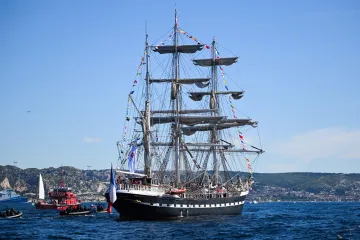 Olimpijski plamen stigao u Marseille uz tisuće specijalaca s psima i elitnih snajperskih postrojbi