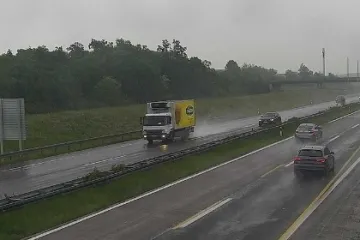 Skliske su ceste u većini zemlje: Prevrnuo se kamion kraj Slunja. Promet preusmjeren na A1