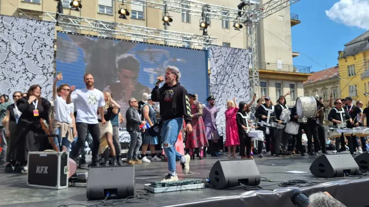 Trg bana Jelačića odzvanjao u ritmu Rim Tim Tagi Dim-a! Baby Lasagna nastupio na dočeku