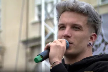 S pjesmom koju je napisao sam u svojoj sobi postigao je više od ujedinjenih Židova cijelog svijeta