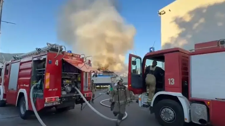 Požar u Sjevernoj luci u Splitu: Planuo brod na suhom vezu