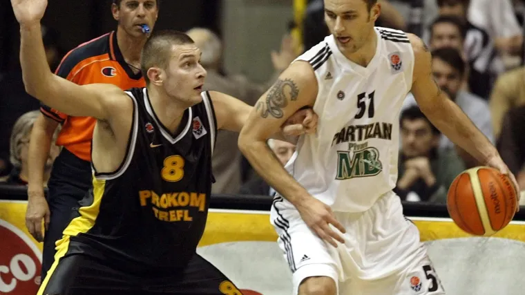 Nekadašnji svjetski prvak pokušao spriječiti svađu pa počeo udarati suparničke igrače