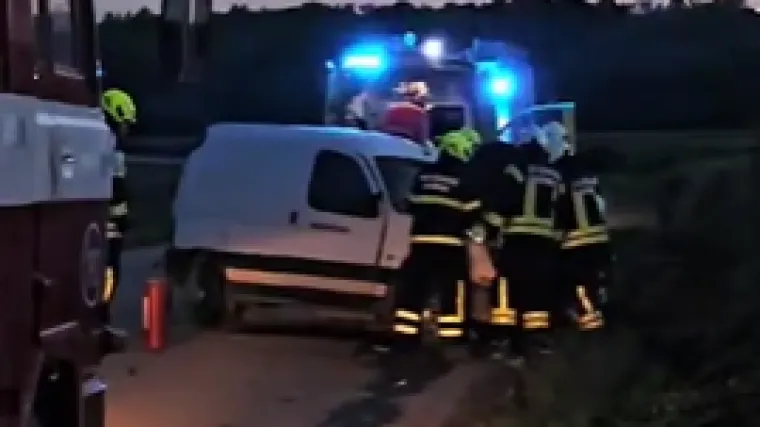 Automobil sletio s ceste, prednji dio je totalno uni&scaron;ten: Vatrogasci vadili vozača