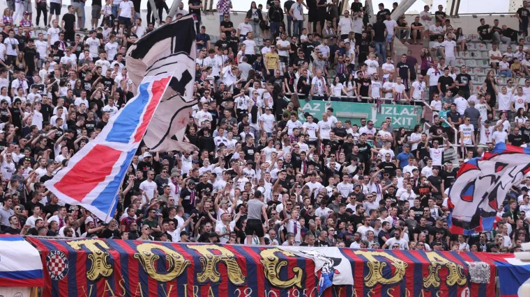 Igrači Hajduka i&scaron;li pozdraviti Torcidu, oni podignuli falusne simbole: 'Boli vas k**ac kako je nama'