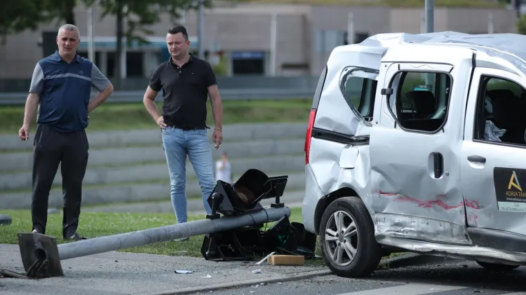 Sudarila se dva auta na križanju velikih avenija, razbijen i semafor: Pogledajte fotografije