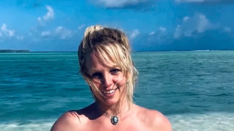 Britney Spears se brčkala potpuno gola u moru pa poručila: 'Pozdrav mojoj stražnjici'