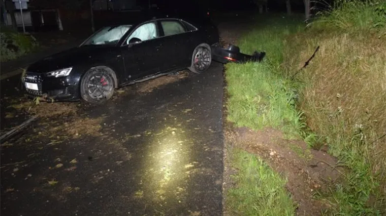 Pijan prebrzo uletio u zavoj i završio u jarku. Autu istekla prometna dozvola