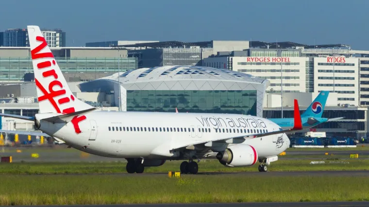 Putnik napravio kaos u avionu. Skinuo se usred leta, počeo trčati pa sru&scaron;io člana posade