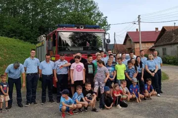 Vatrogasno vozilo Dennis stiglo iz muzeja, i zamijenit će stari Magirus. Dovoljno za slavlje u selu
