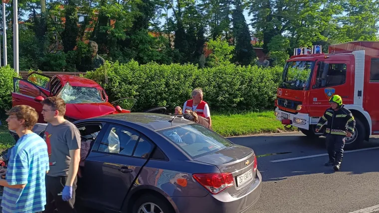 U teškoj prometnoj nesreći na Aleji Bologne ozlijeđeno pet osoba. Promet je obustavljen
