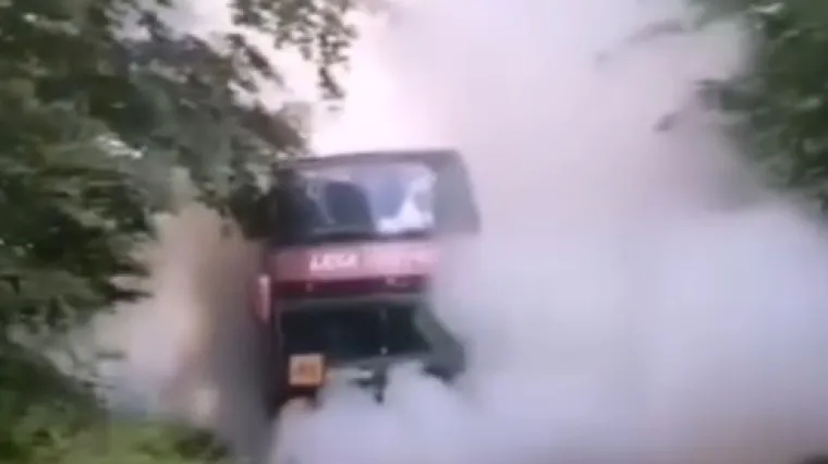 Učenici se igrali upaljačem pa zapalili autobus? Djeca su vri&scaron;tala dok je crni dim sukljao