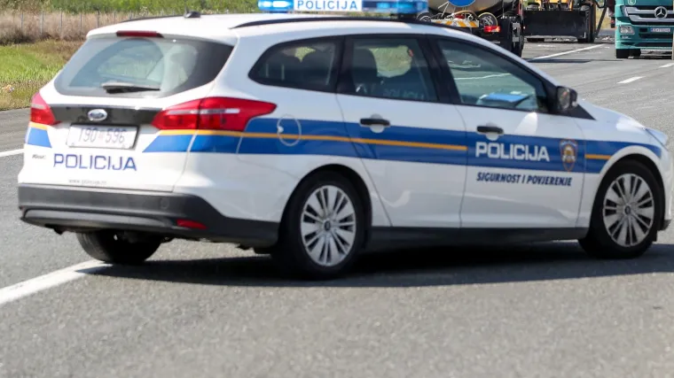 Vozačica (69) sletjela s ceste i udarila u putni most: Vraćala se iz noćne smjene u pekari