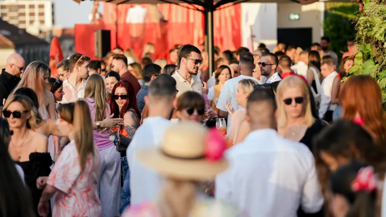 Srce Zagreba osvanulo u znaku čarobne narančaste boje Sunset in a glass sessiona