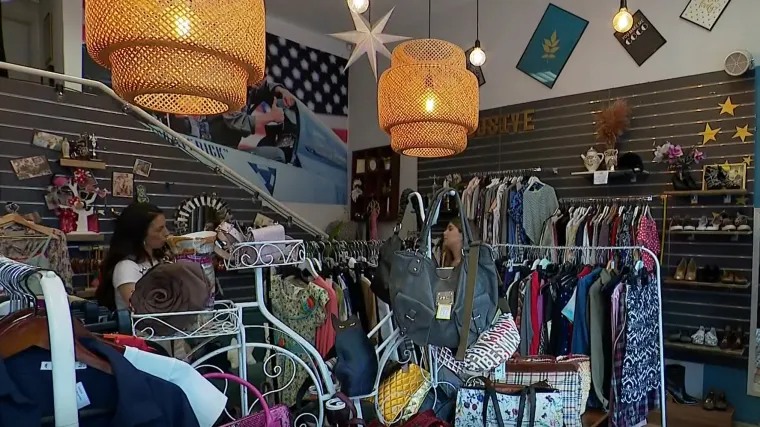 Omiljene modne krpice zagađuju okoliš više nego avioni. Previše kupujemo, a još više bacamo