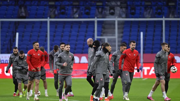 Na treningu Srbije huligani gađali policajce bakljama