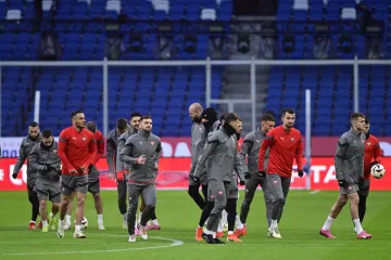 Na treningu Srbije huligani gađali policajce bakljama