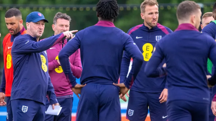 Engleske zvijezde na krevetu u sobi dočekalo posebno iznenađenje od žena