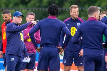 Engleske zvijezde na krevetu u sobi dočekalo posebno iznenađenje od žena