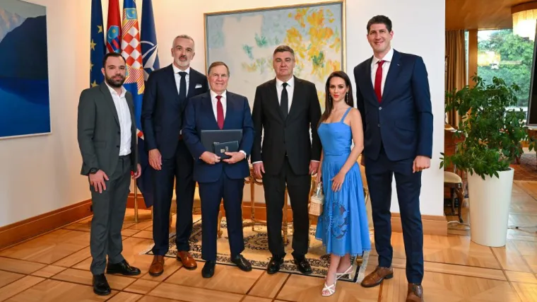 Fotografije Zorana Milanovića objavljuju svjetski mediji, ali ne zbog njega. Svi bruje o djevojci...