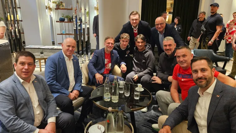 Desant političara na Berlin, ministri u sakoima 'za opušteno' začakulali s Dalićem