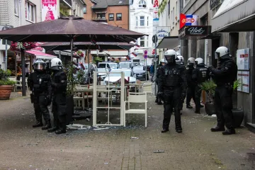 Vučićev sin htio uletjeti u sukob srpskih i engleskih navijača, spriječilo ga osiguranje?