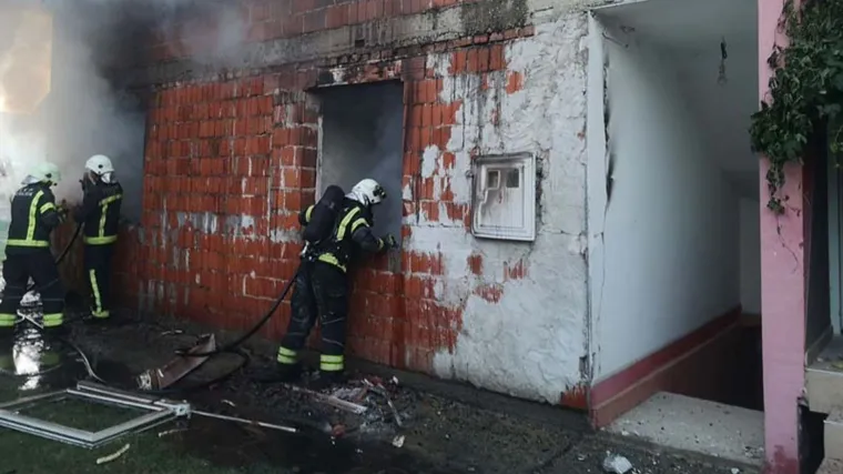 Eksplozija raznijela zid kuće kod Osijeka, izbio i požar: Vlasnik zavr&scaron;io u bolnici