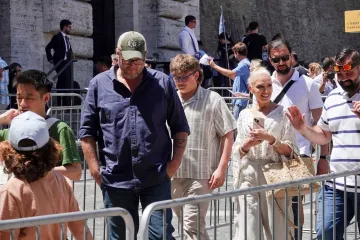 Kao sav normalan svijet: Gwen Stefani sa suprugom čeka u redu za obilazak Vatikanskih muzeja